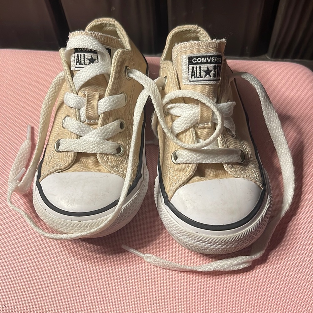 Low top cream converse